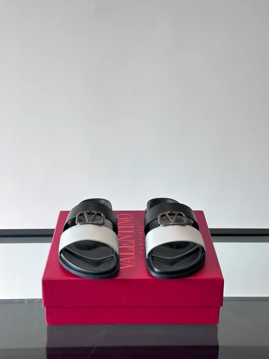 Men's shoes 💰p320 "VALENTINO" Valentino Men's 🧍‍♂️ Spring and summer new style metal rivet flat slippers, elegant sandals, the same style worn by celebrities, original molding, imported calfskin. Rubber outsole. Soft and durable, full set of counter packaging size: 39-44 (customized at 38.45.46)